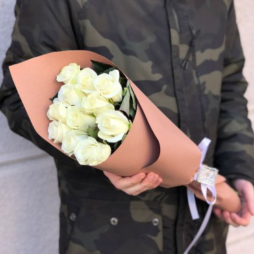 11 белых роз 50 см Белуга