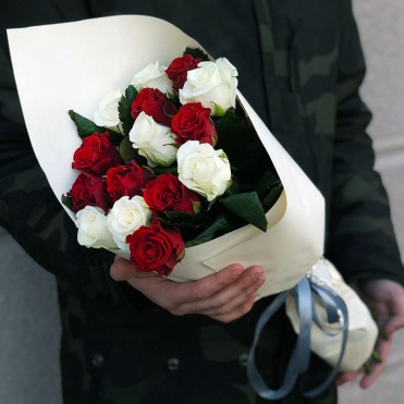11 роз микс красно-белые 50 см