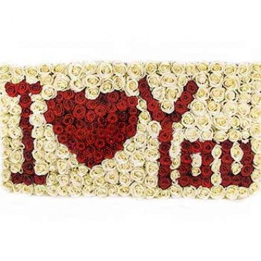 Надпись из цветов "I love you"