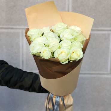 15 белых роз 60 см Аваланч