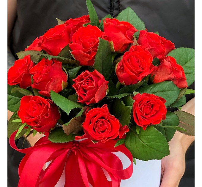 19 красных роз в шляпной коробке