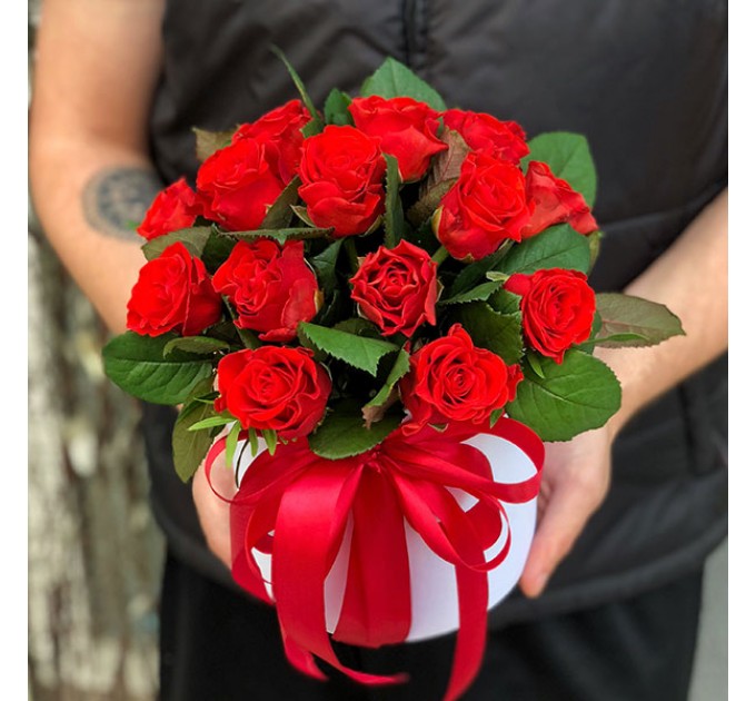 19 красных роз в шляпной коробке