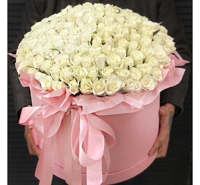 199 белых роз в шляпной коробке