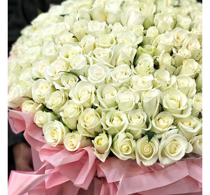 199 белых роз в шляпной коробке