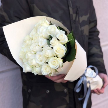 25 белых роз 50 см Белуга