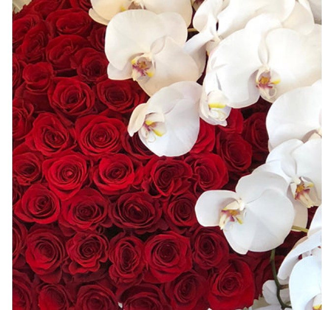 Цветы в коробке "Моей половинке"