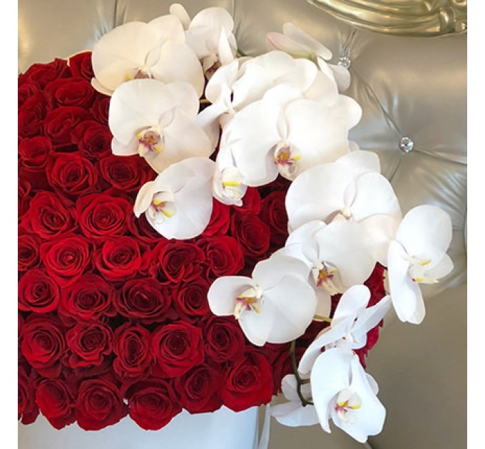 Цветы в коробке "Моей половинке"