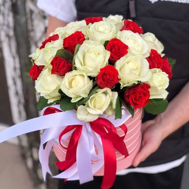 31 троянда мікс червоно-біла в капелюшної коробки 31 троянда мікс червоно-біла в капелюшної коробки