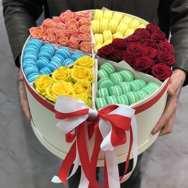 Коробка с цветами и макарунами «Радуга» Коробка с цветами и макарунами «Радуга»