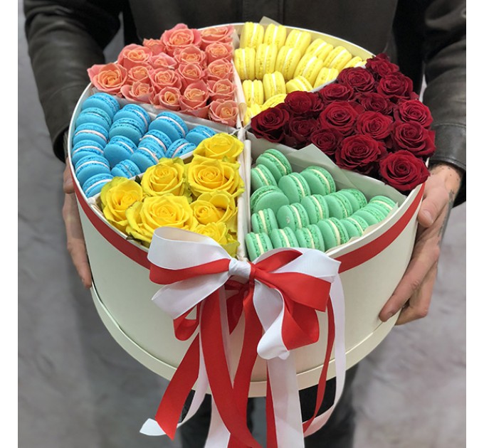 Коробка с цветами и макарунами «Радуга»