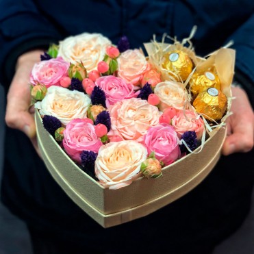 Серце з квітами та цукерками «Дихання майбутнього»