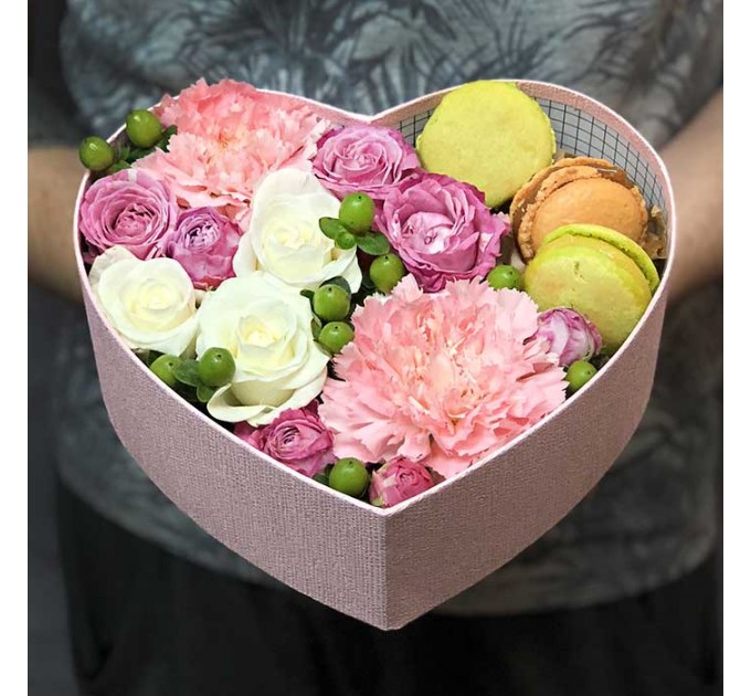 Сердце с цветами и макарунами «Воздушный десерт»
