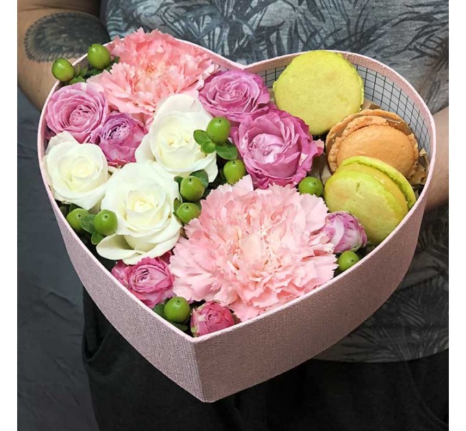 Сердце с цветами и макарунами «Воздушный десерт»