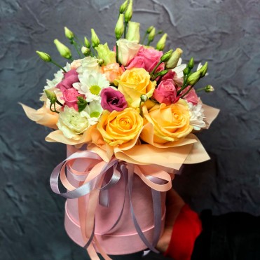 Квіти в капелюшної коробки «Незнайомка» Квіти в капелюшної коробки «Незнайомка»