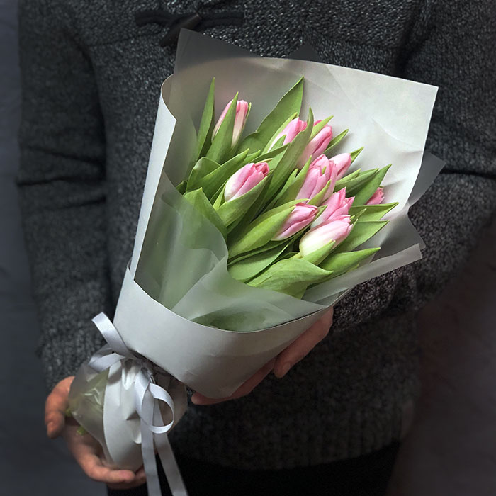 Как упаковать тюльпаны в прозрачную пленку. Тюльпаны в красивой упаковке. Как упаковать тюльпаны в прозрачную пленку. Упаковка тюльпанов. Как упаковать тюльпаны в прозрачную пленку.